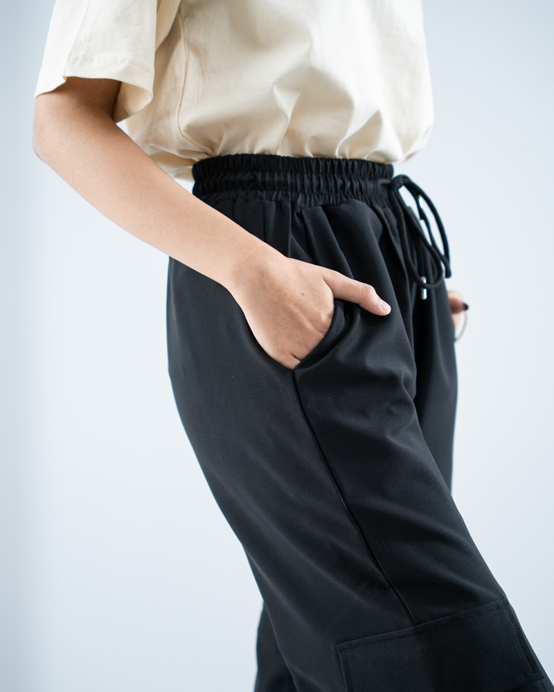 Baggy Fit Cargo Pants in Black - Image 12