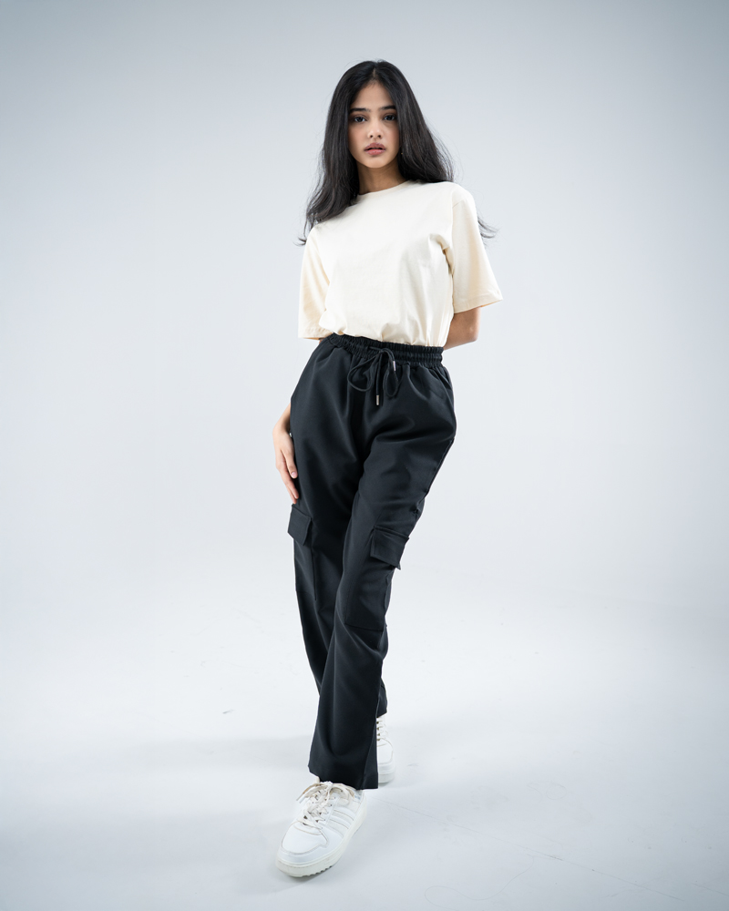 Baggy Fit Cargo Pants in Black - Image 9