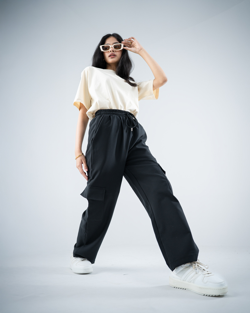 Baggy Fit Cargo Pants in Black - Image 3